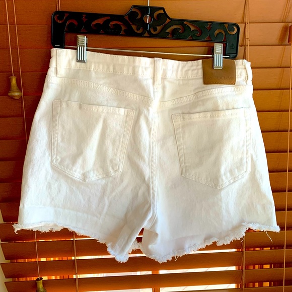 NWT Grace and Emma white jean shorts w frayed hem, size 10 - Picture 4 of 7